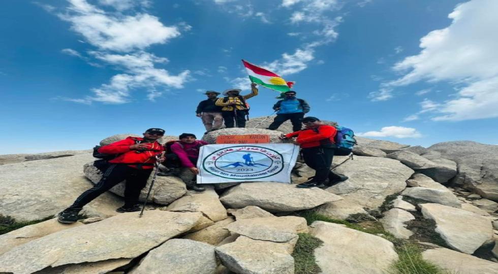 سەرکەفتن بەسەر لووتکەی چیای کارۆخ چالاکی ئەمجارەی گرووپی شاخەوانی هەریری من بوو