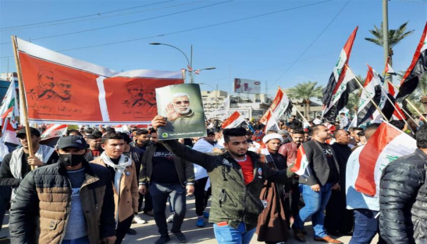 حضور هزاران نفر از مردم عراق در میدان التحریر در سالروز شهادت شهیدان سلیمانی و ابومهدی المهندس
