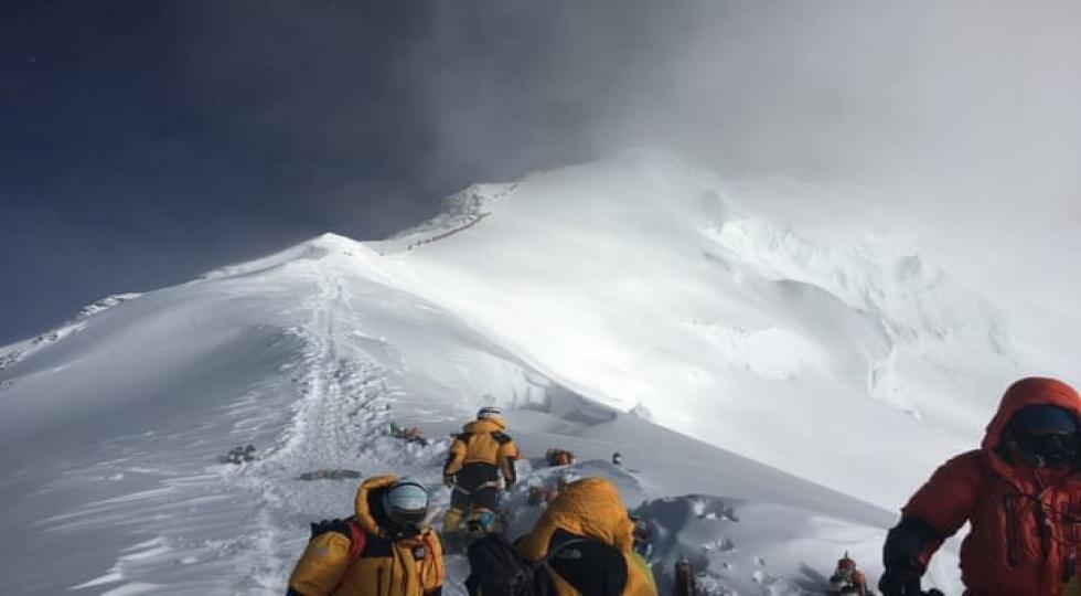 کۆرۆنا کەمپی سەرەکی لووتکەی ئێڤێرێست دادەخات