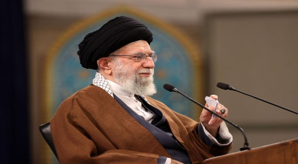 آیت اللە خامنەای: علت بیان حرفهای مهمل مانند فاصله نزدیک ایران تا سلاح اتمی، جلوگیری از پیشرفت علمی کشور است