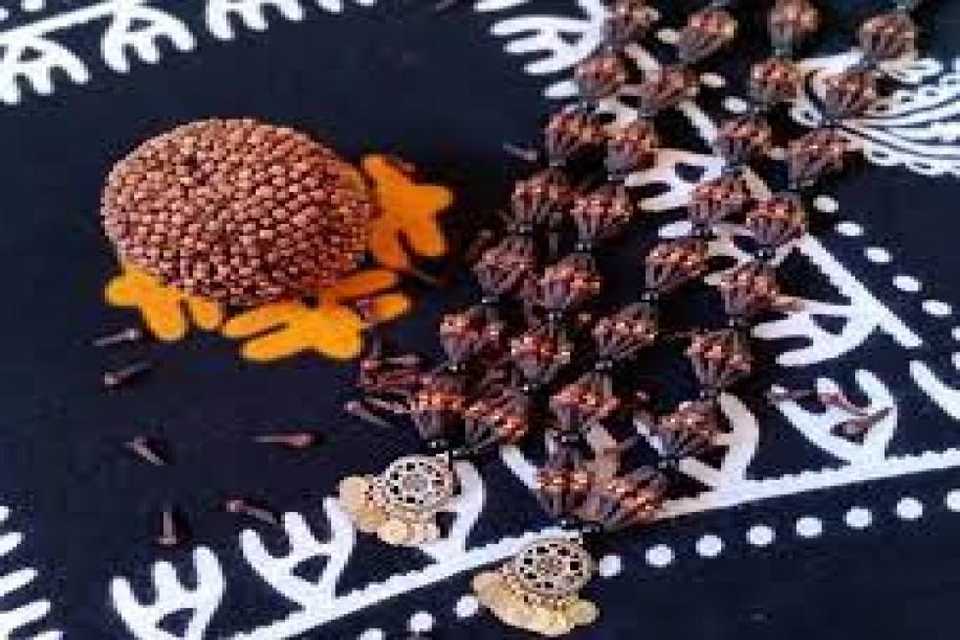 سێوی مێخه‌ک‌ڕێژ، هێمایه‌ک بۆ خۆشه‌ویستی له کورده‌واریدا