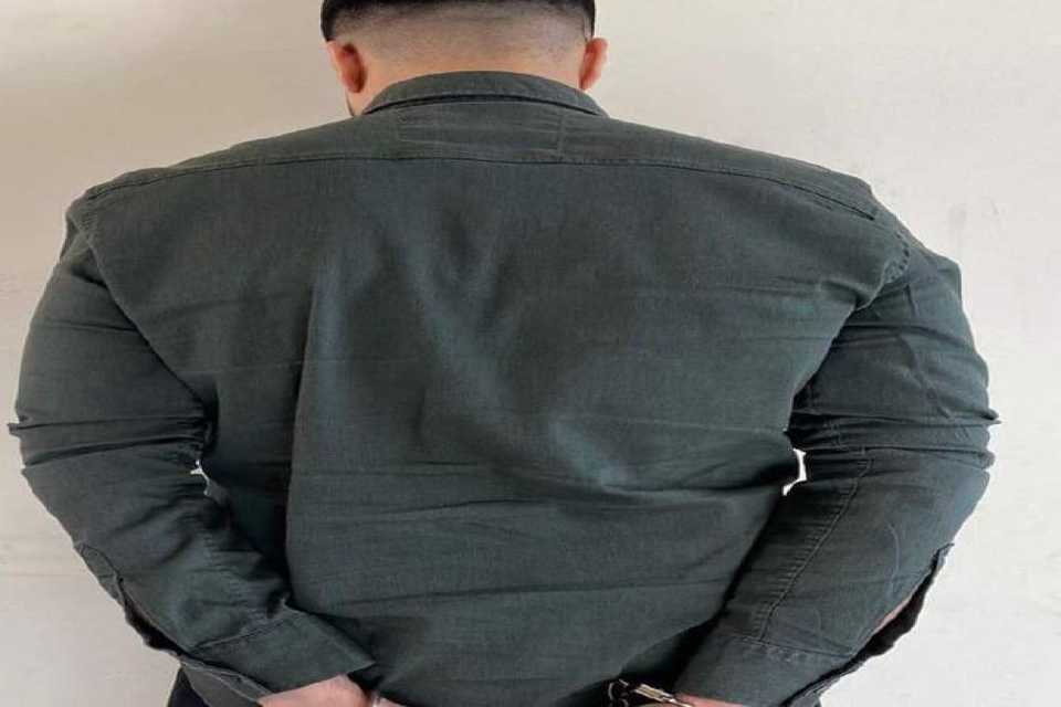 تۆمەتبارێك دەستگیركراو دەستگیرا بەسەر ئۆتۆمبێلێكدا