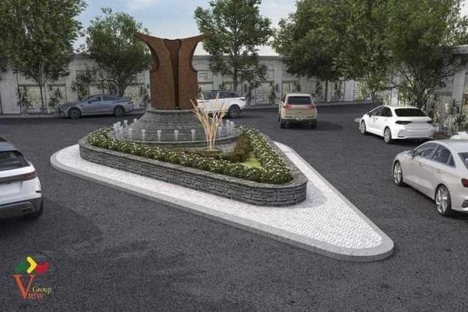 شەوی رابردوو پەیکەری کوڵەباڵ و کڵاش کە دروستکراون لەناوبازاڕی خورماڵ دابنرێن، لەلایەن دوو کەسەوە براون