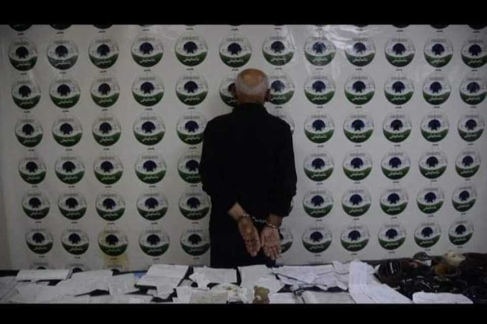 لەشارێکی هەرێم جادووگەرێک دەستگیرکرا چەکی بۆ جادووکردن بەکارهێناوە