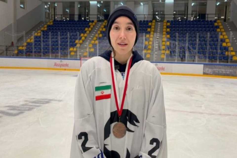 خاتوو ئارەزوو ئیزەدەی وەکوو باشترین گوڵپارێزی جیهانی بۆ وەرزشی هۆکی لەسەر سەهۆڵ ناسرا