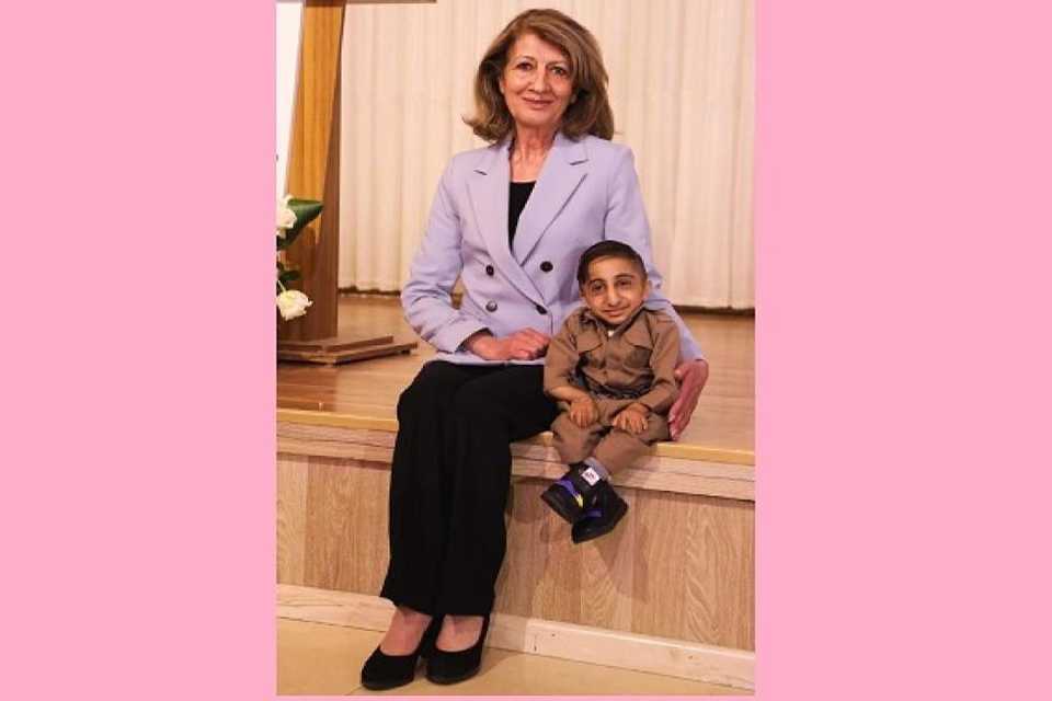 خانمی یەکەمی عێراق پێشوازی لە ئەفشین قادر زادە کورتەباڵاترین پیاوی جیهان دەکات 