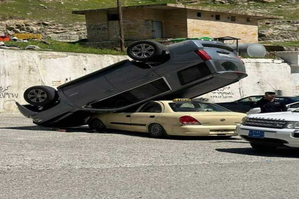 ئۆتۆمبێلێک بەبێ شۆفێر جوڵە دەکات و وەردەگەڕێت بەسەر ئۆتۆمبێلێکی دیکەدا