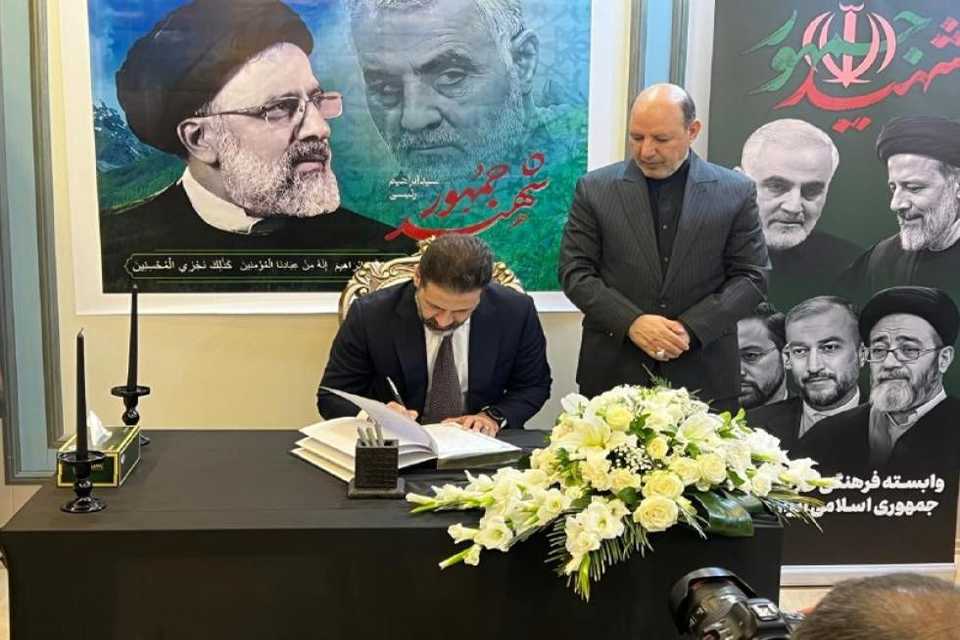 امضای دفتر یادبود شهدای سقوط بالگرد رئیس جمهور ایران از سوی  معاون نخست‌وزیر اقلیم کردستان