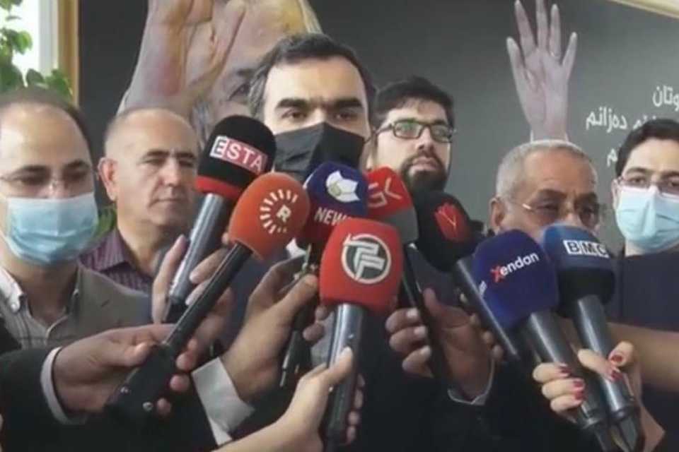 سەرکونسوڵی ئێران لە سلێمانی تاجەگوڵینەی لە سەر مەزاری مام جەلال دانا