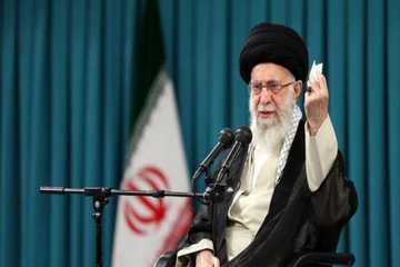 آیت الله خامنه‌ای: آمریکایی‌ها و اروپایی‌ها هیچ غلطی نمی توانند بکنند