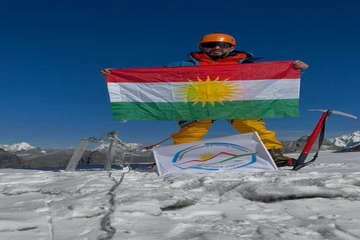 شاخەوانێکی كورد ده‌گاته‌ یه‌كێك له‌ چیا به‌رزه‌كانی هیمالایا